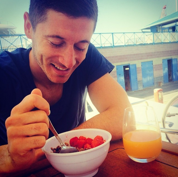 Robert Lewandowski äter frukost. Robert Lewandowski äter frukost.